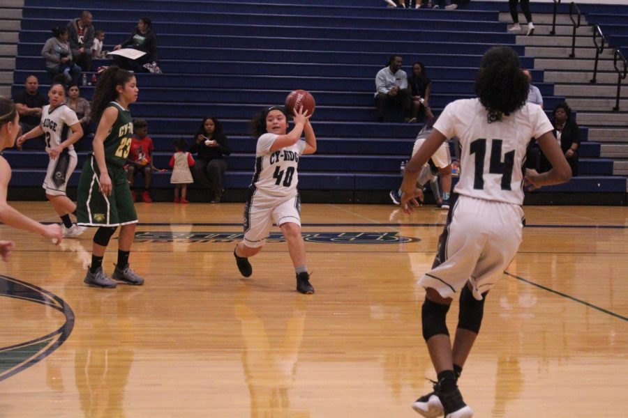 girls basketball passes the ball to score 