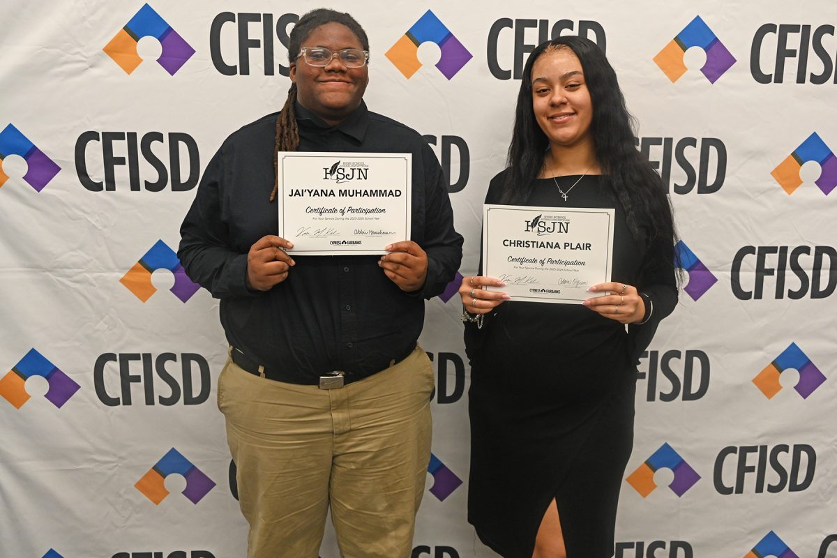 Journalism student Jai’yanna Muhammad and newspaper Editor-in-Chief Christiana Plair display their certificates. 